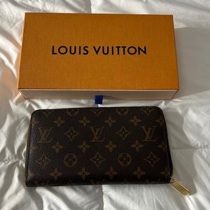AUTHENTIC Louis Vuitton Zippy Organizer wallet, Monogram